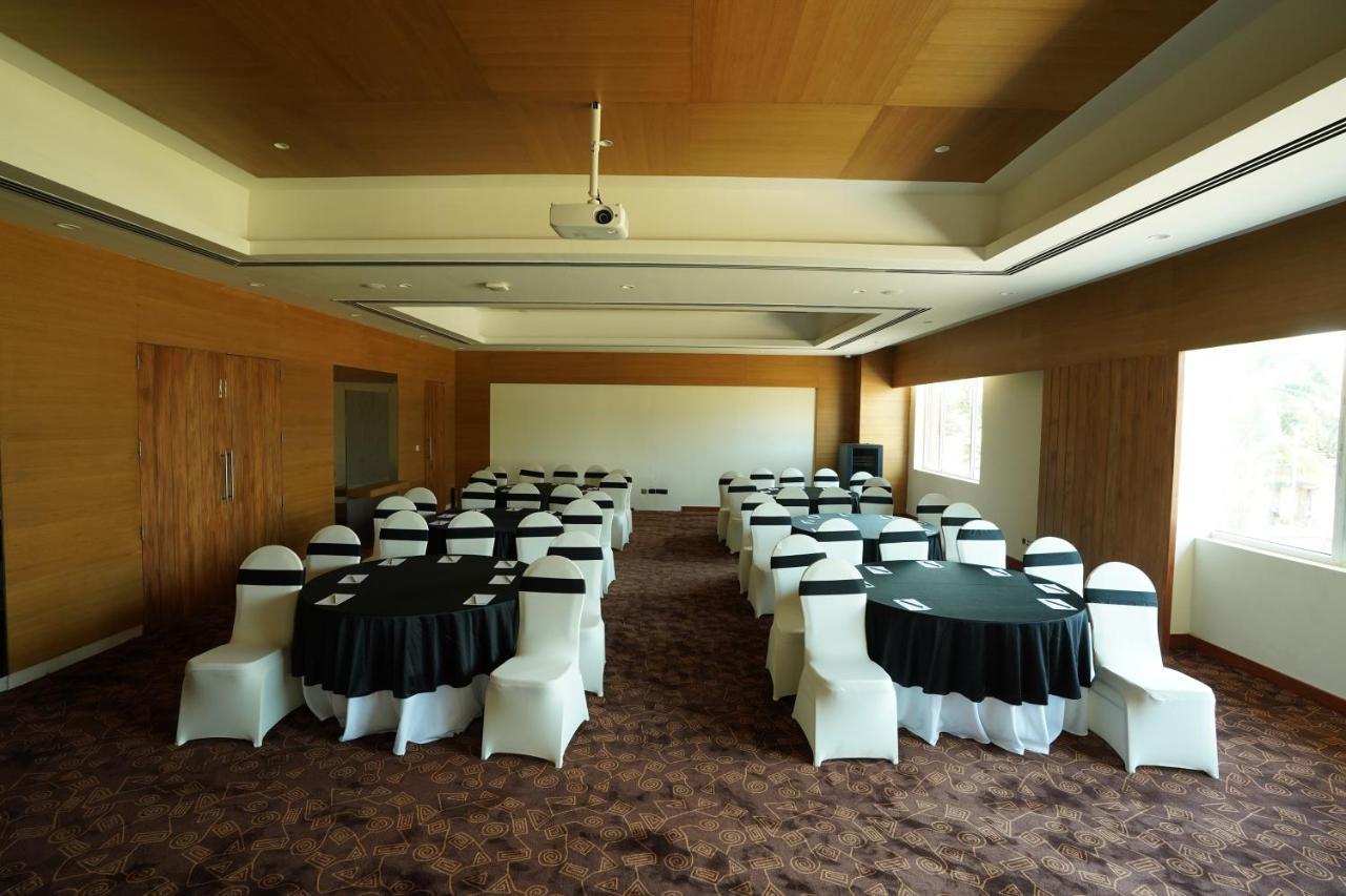 Manjeera Sarovar Premiere Hotell Rājahmundry Exteriör bild