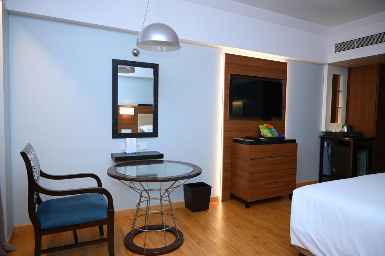 Manjeera Sarovar Premiere Hotell Rājahmundry Exteriör bild