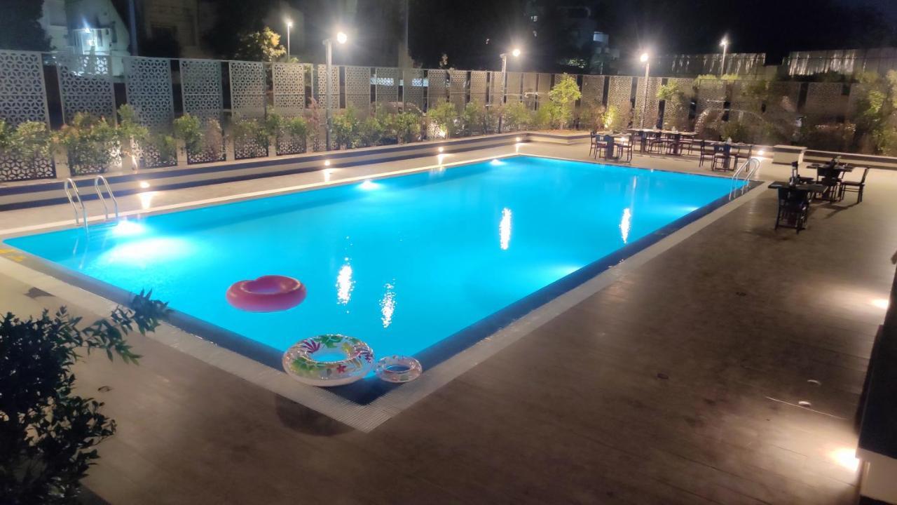 Manjeera Sarovar Premiere Hotell Rājahmundry Exteriör bild