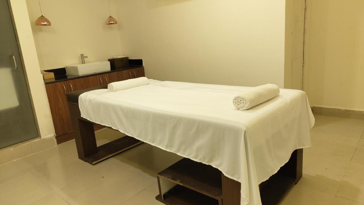 Manjeera Sarovar Premiere Hotell Rājahmundry Exteriör bild