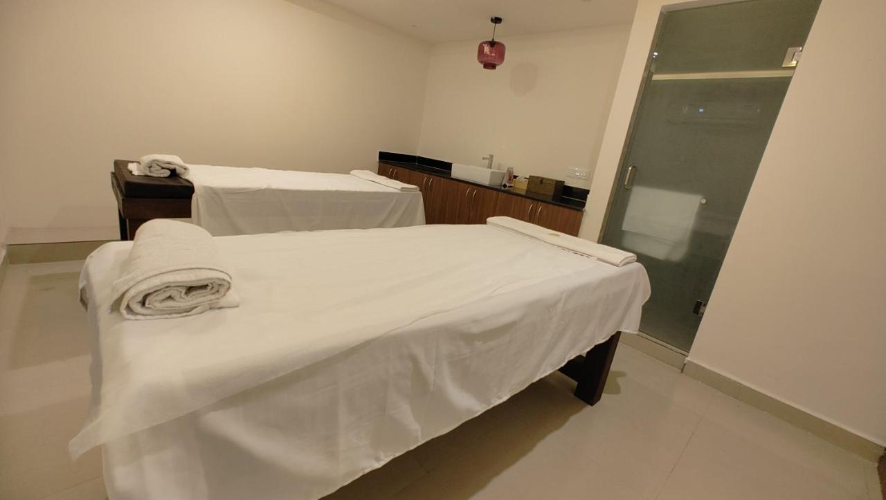 Manjeera Sarovar Premiere Hotell Rājahmundry Exteriör bild